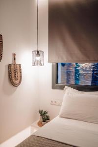 Postel nebo postele na pokoji v ubytování Ble Kythnos Suites