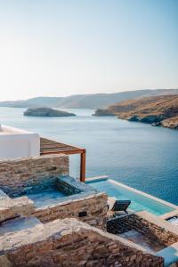 a house with a view of the water at Ble Kythnos Suites in Episkopí