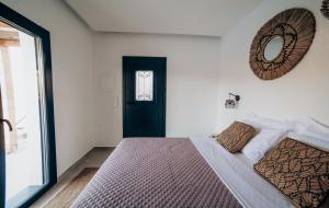 Postel nebo postele na pokoji v ubytování Ble Kythnos Suites