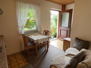 ein Wohnzimmer mit einem Tisch und einem Sofa in der Unterkunft Ferienwohnungen Gmeiner in Bad Endorf