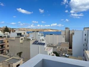 Photo de la galerie de l'établissement Cosy & Modern Top Floor 1-bedroom Apartment, à San Pawl il-Baħar