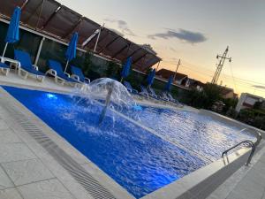 Bazén v ubytování Villa Leona Palushaj nebo v jeho okolí
