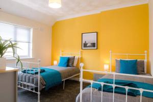 Postel nebo postele na pokoji v ubytování Newport house sleeps 5 near Junction 27 on M4