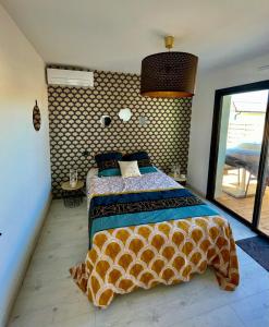 En eller flere senge i et værelse på VILLA LANDIFORNIA