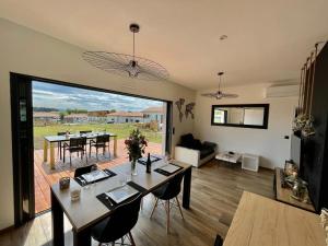 Et opholdsområde på VILLA LANDIFORNIA + 6 billeder