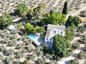 - une vue aérienne sur une maison avec une piscine dans l'établissement Cortijo Abril, à Priego de Córdoba