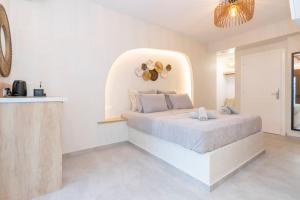 Postel nebo postele na pokoji v ubytování IOSIF suites