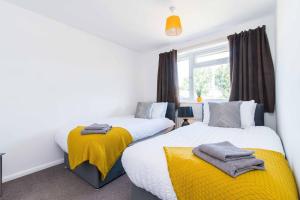 A bed or beds in a room at Modern three bedroom home in Castle Donington