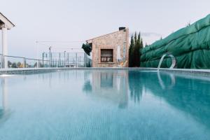 Bazén v ubytování Casa Rural CUESTA GRANDE nebo v jeho okolí
