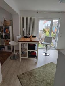 um quarto com uma secretária, 2 cadeiras e uma janela em Apartment Lia em Beerfelden