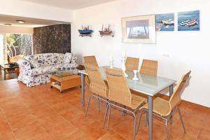 プラヤ・ブランカにあるVilla Las Coloradasのリビングルーム(テーブル、椅子、ソファ付)