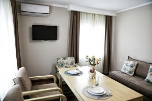 TV a/nebo společenská místnost v ubytování Romilia Guesthouse