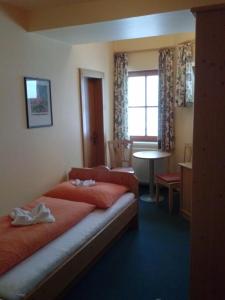 Ein Bett oder Betten in einem Zimmer der Unterkunft Haus der Begegnung