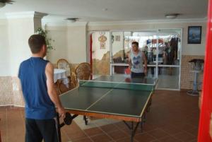 Facilități de tenis de masă la sau în apropiere de Semiz Apart Hotel