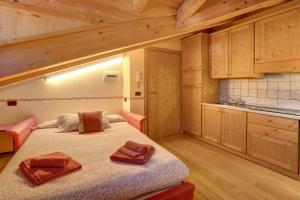 een kleine kamer met 2 bedden in een keuken bij Baita dei ski app 5 in Livigno