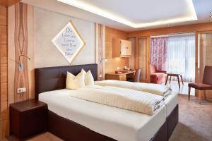 Hotel Tirol Fiss 4Sterne Superior客房内的一张或多张床位