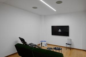 TV a/nebo společenská místnost v ubytování Fotini Designers Residence