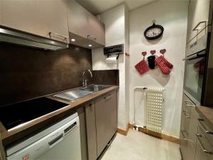 Кухня або міні-кухня у Appartement Les Menuires, 2 pièces, 6 personnes - FR-1-452-5