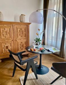 un tavolo e una sedia con un cesto di frutta sopra di Camino Home 2 a Cluj-Napoca