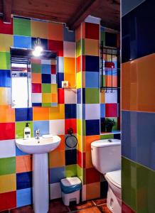 een kleurrijke badkamer met een wastafel en een toilet bij La Puerta Verde de las Setas de Sevilla in Sevilla