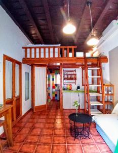 Habitación con cama elevada y cocina. en La Puerta Verde, en Sevilla