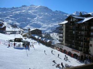 um grupo de pessoas a esquiar numa montanha coberta de neve em Studio Les Menuires, 1 pièce, 4 personnes - FR-1-452-52 em Les Menuires