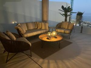 Część wypoczynkowa w obiekcie Stupa Hills IV F33G - Superb Sea View Apartment