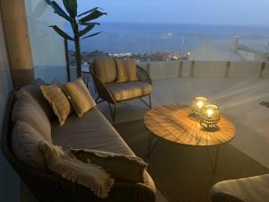 Część wypoczynkowa w obiekcie Stupa Hills IV F33G - Superb Sea View Apartment