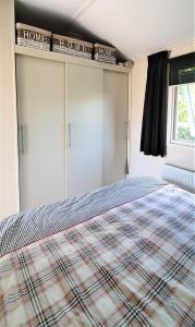 Lova arba lovos apgyvendinimo įstaigoje Mooi Chalet voor een Top Vakantie aan Zee