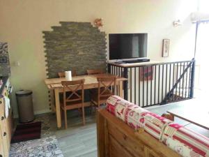 טלויזיה ו/או מרכז בידור ב-Maison de 3 chambres avec balcon amenage et wifi a Courchevel a 1 km des pistes