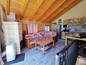 un soggiorno con divano e tavolo di Maison de 3 chambres avec balcon amenage et wifi a Courchevel a 1 km des pistes a Courchevel