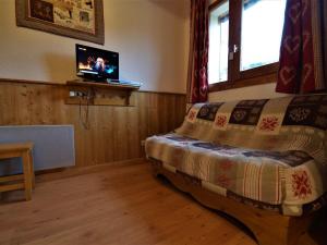 a room with a bed and a tv in it at Studio cabine 4 pers, balcon, animaux autorisés - FR-1-452-279 in Les Menuires