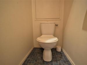 a bathroom with a white toilet in a room at Studio cabine 4 pers, balcon, animaux autorisés - FR-1-452-279 in Les Menuires +4 photos