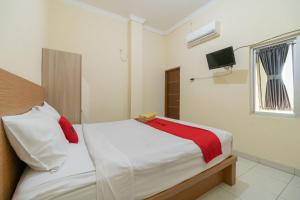 Tempat tidur dalam kamar di RedDoorz @ Jalan Kolonel Haji Burlian Palembang 2