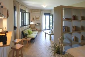 Posedenie v ubytovaní Apartment with garden in Thessaloniki.