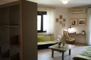 Posedenie v ubytovaní Apartment with garden in Thessaloniki.