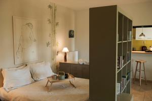 Posteľ alebo postele v izbe v ubytovaní Apartment with garden in Thessaloniki.