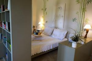 Posteľ alebo postele v izbe v ubytovaní Apartment with garden in Thessaloniki.