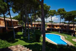 una vista aérea de un complejo con piscina y árboles en Casas Golf Relax, en Pals