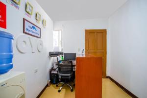 an office with a desk and a chair in a room at OYO 808 Mye Tourist Inn in Manila