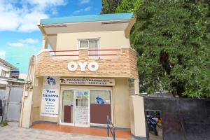 OYO 808 Mye Tourist Inn في مانيلا: مبنى عليه علامة وفو