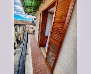 a wooden door on a building with a balcony at Elle Shelter in Scanzano