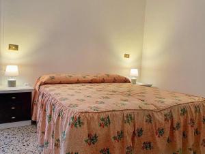 a bedroom with a bed and two night stands with lamps at Elle Shelter in Scanzano