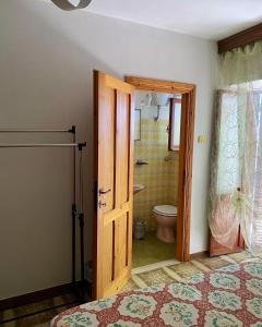 una puerta abierta a un baño con aseo en Elle Shelter, en Scanzano