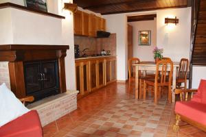 cocina y comedor con mesa y chimenea en Casale Santa Croce, en Pastena