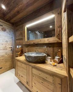 a bathroom with a large stone sink on a wooden counter at La Maison Derby in La Salle