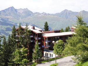 budynek na wzgórzu z górami w tle w obiekcie Studio calme rénové, balcon, Wifi, parking inclus, proche Transarc et commerces - FR-1-346-345 w mieście Arc 1800 +4 zdjęcia