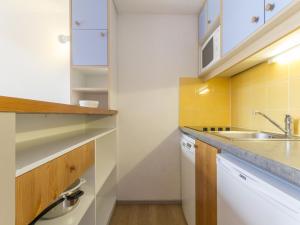 una pequeña cocina con fregadero y encimera en Appartement Les Arcs 1800, 2 pièces, 5 personnes - FR-1-346-380 en Arc 1800