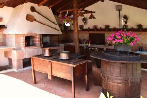 cocina con mesa y horno de ladrillo en Casale Santa Croce, en Pastena