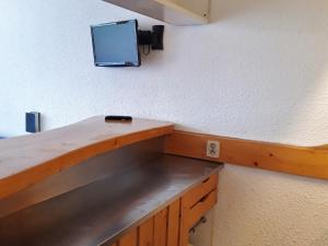 een kamer met een bureau en een tv aan de muur bij Studio Les Arcs 1800, 1 pièce, 5 personnes - FR-1-346-420 in Arc 1800